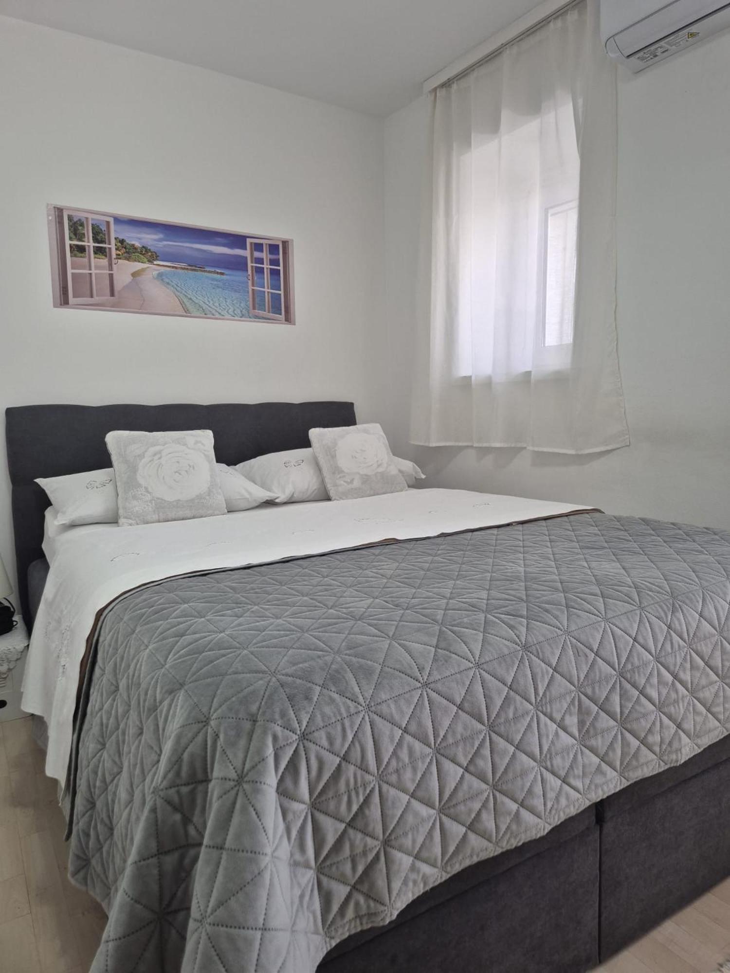 Room Near The Center Split Exterior foto