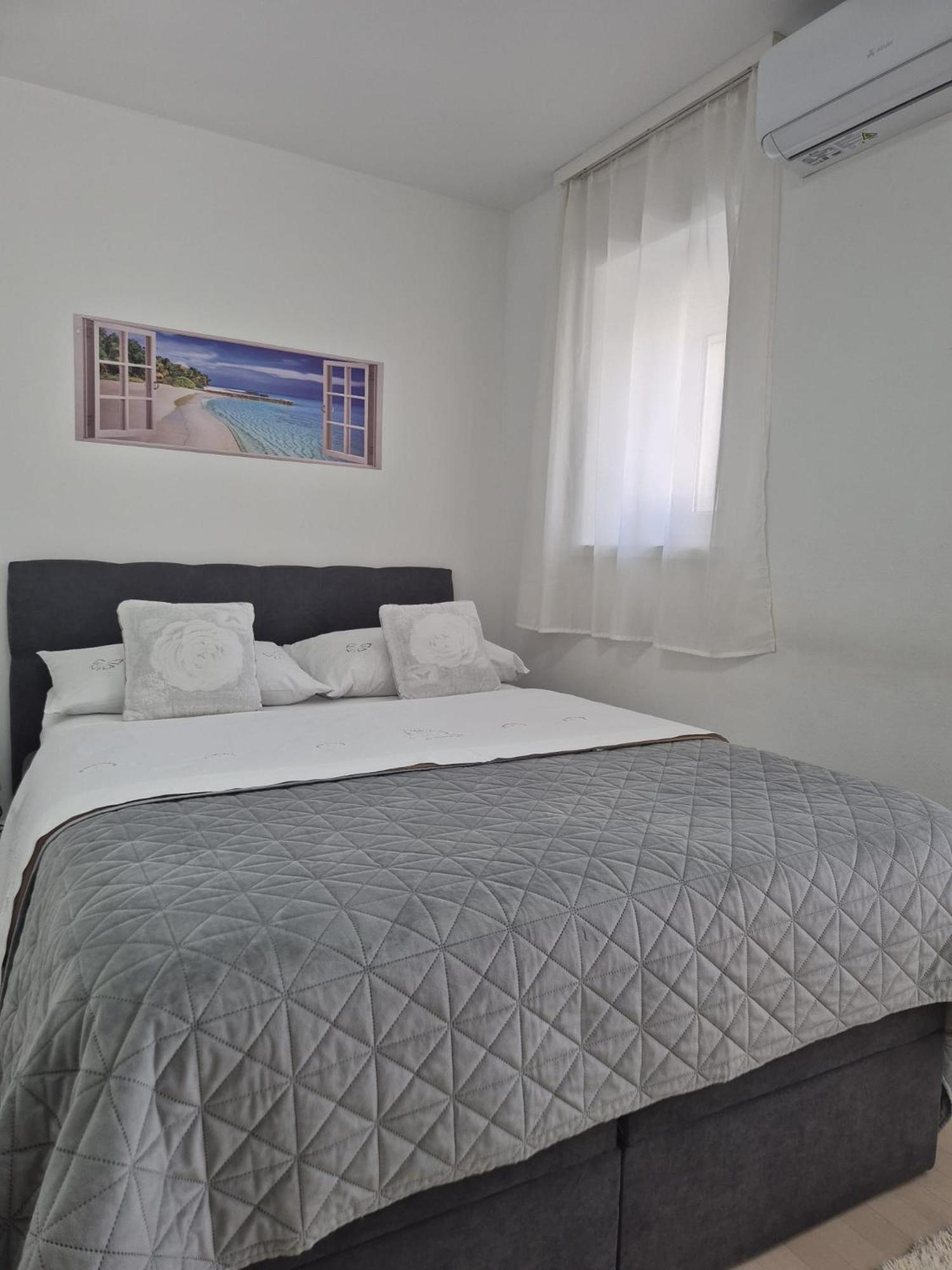 Room Near The Center Split Exterior foto