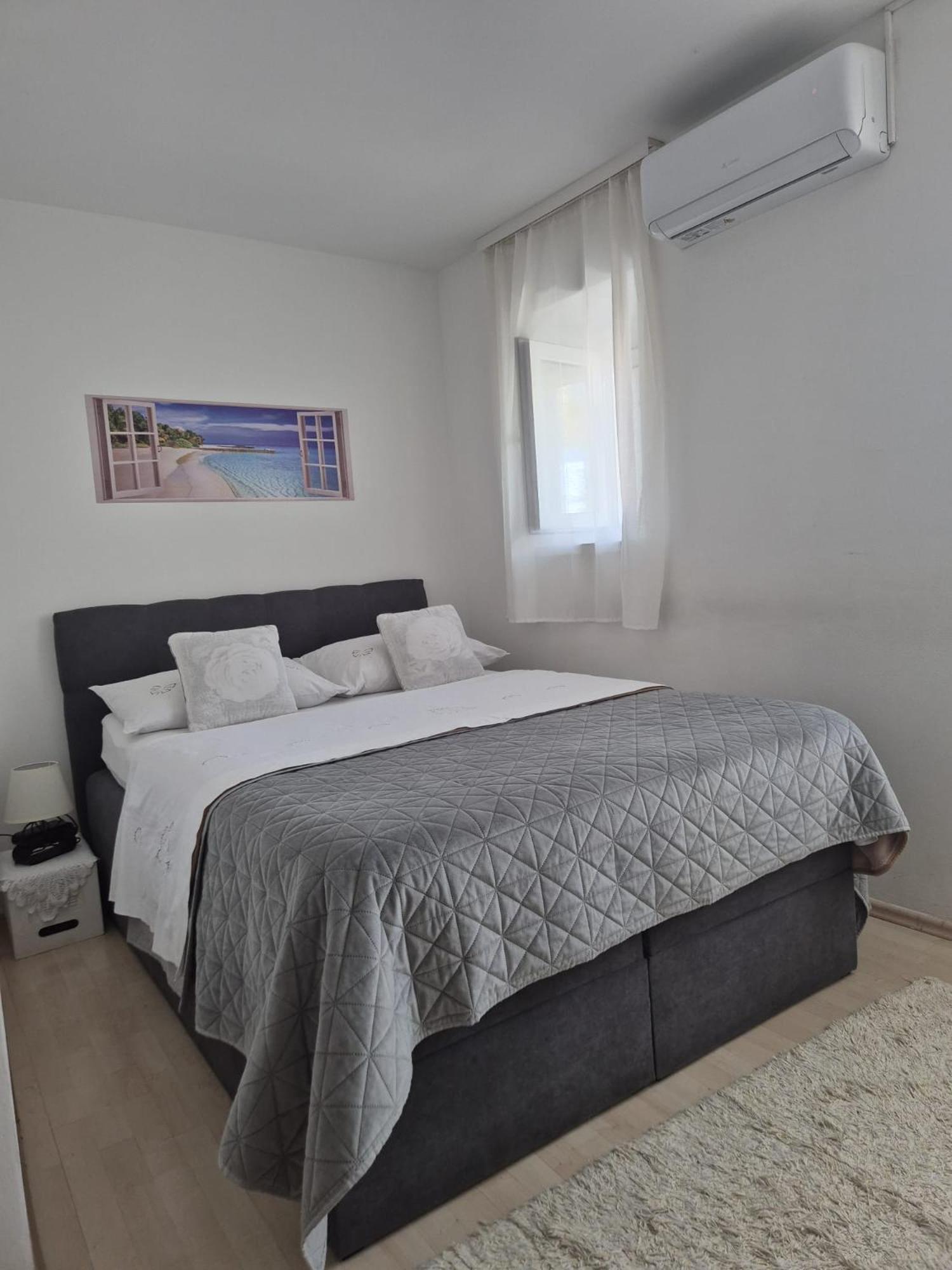 Room Near The Center Split Exterior foto